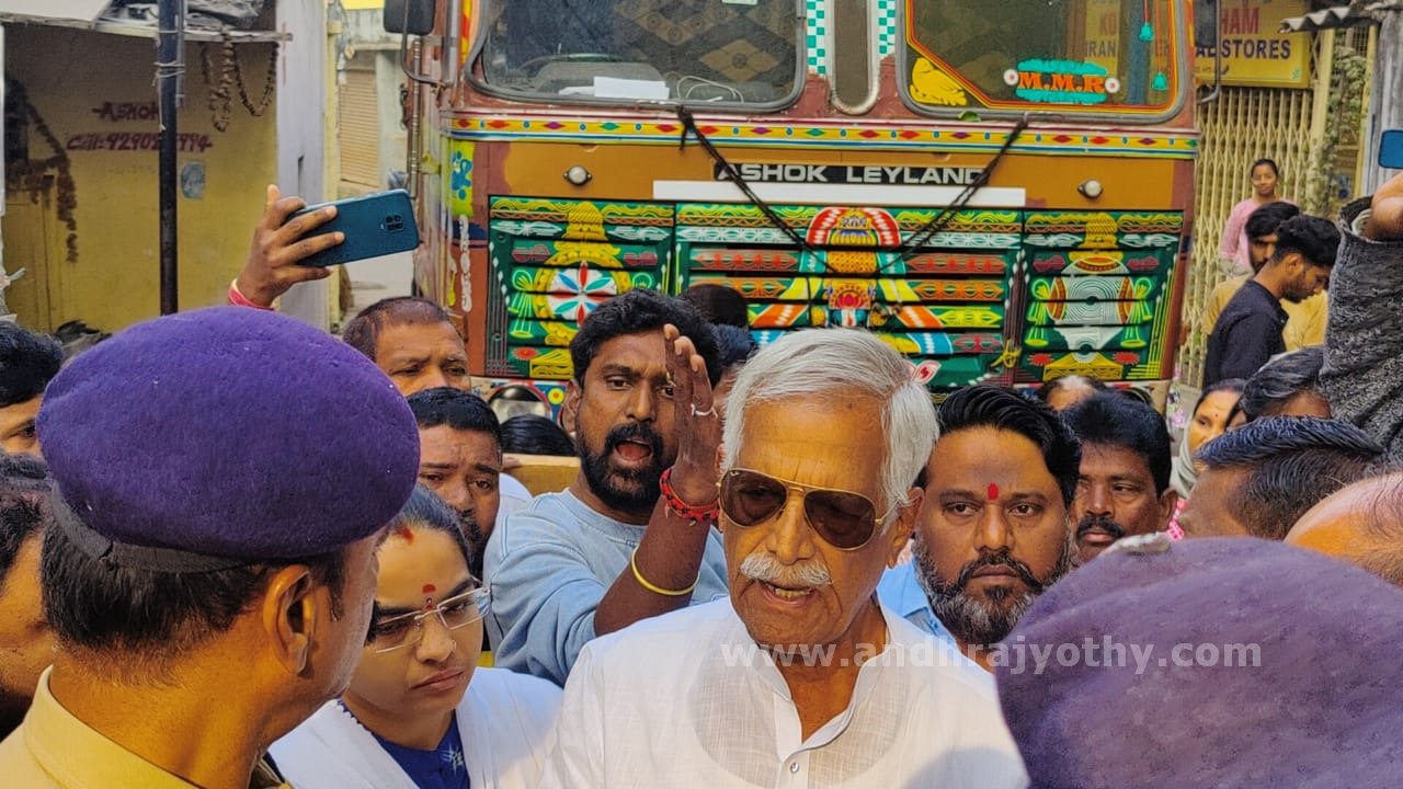 పేదల ఇళ్ల కూల్చివేత.. ఉద్రిక్తత