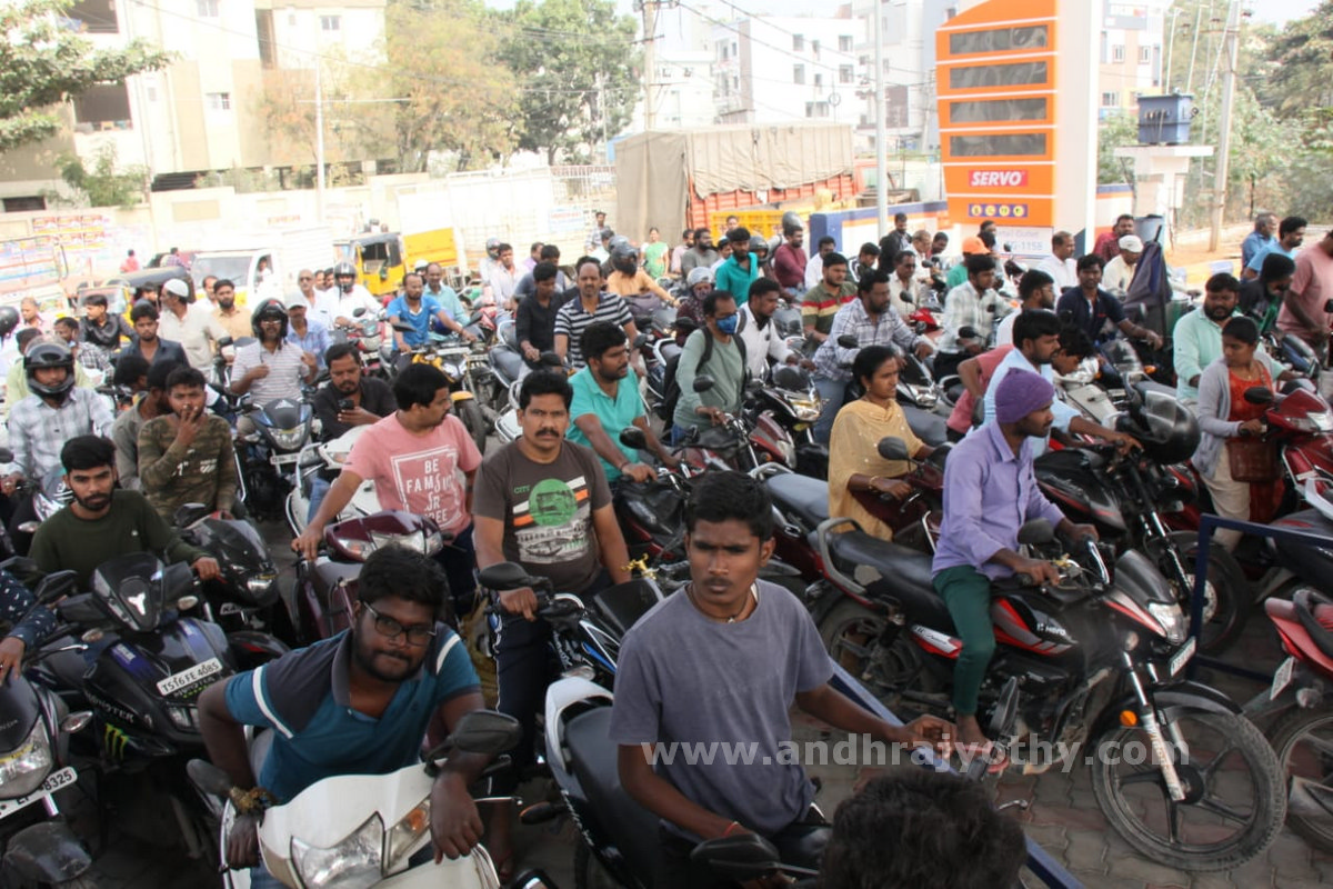 తెరుచుకున్న పెట్రోల్‌ బంకులు