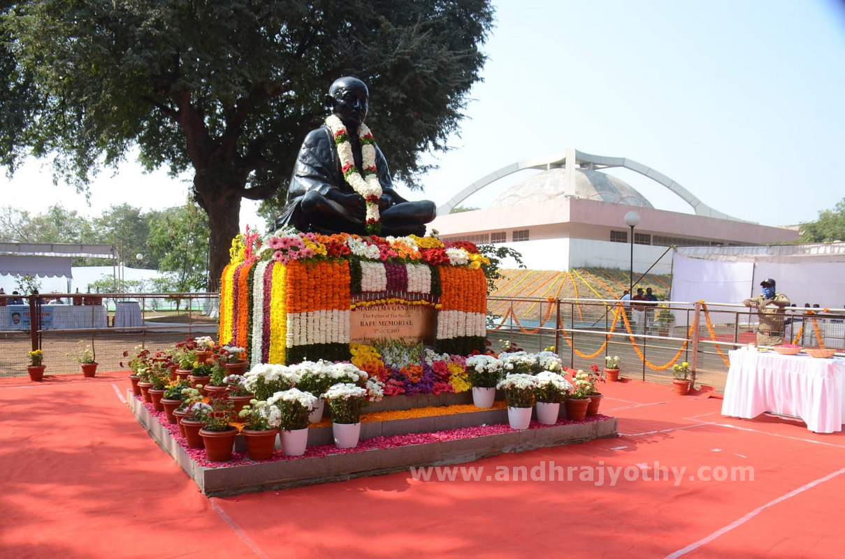 మహాత్ముడికి అశ్రుతాంజలి