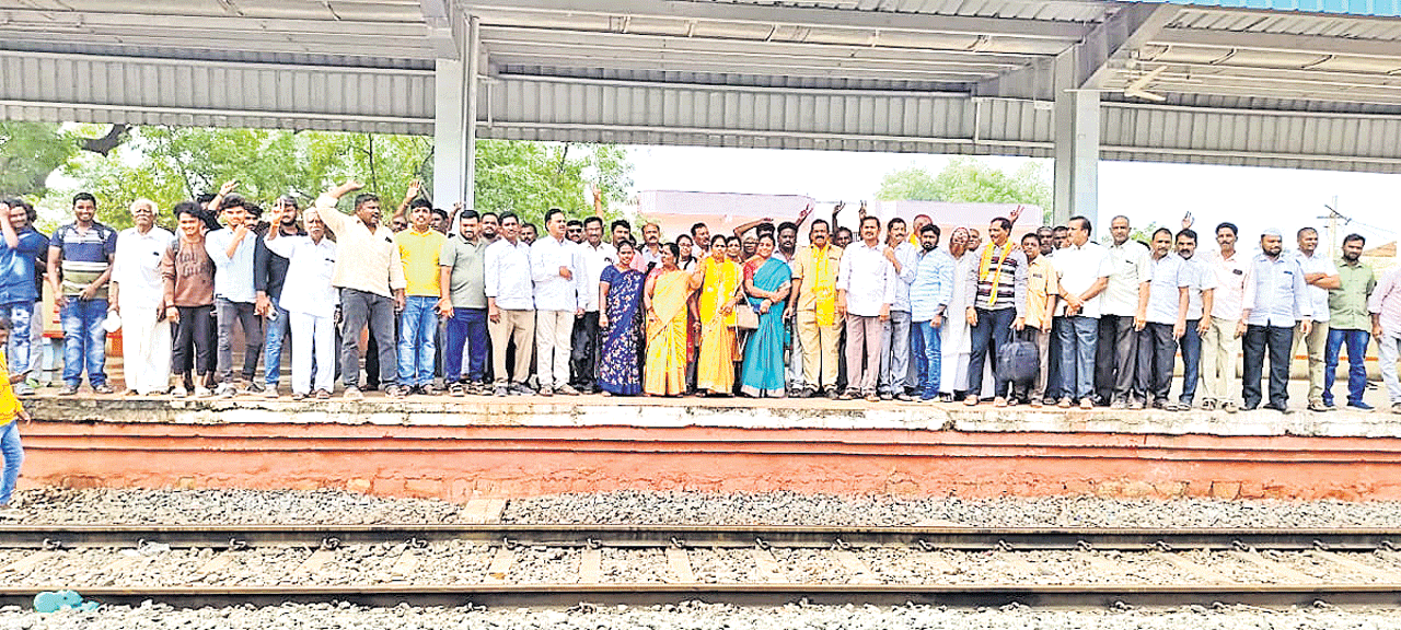 యువగళం ముగింపు సభకు తరలిన టీడీపీ నేతలు | TDP leaders moved to Yuvagalam ...