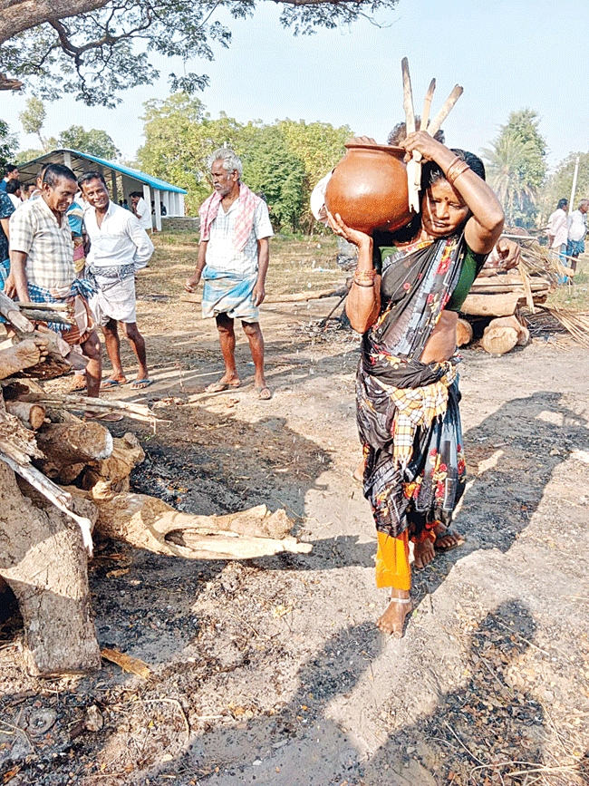 తండ్రికి తలకొరివి పెట్టిన కుమార్తె