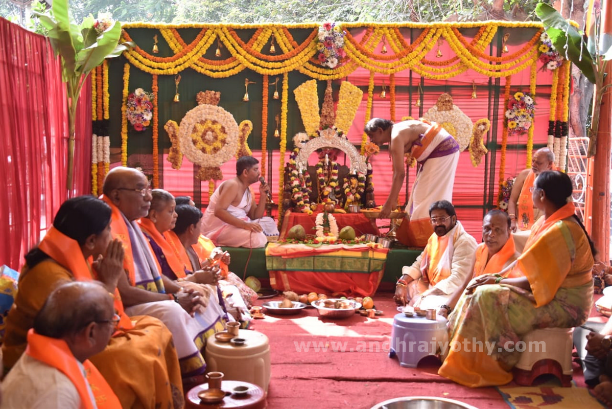 నగరం.. భక్తిపారవశ్యం