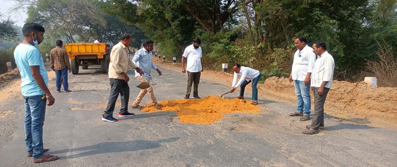 రోడ్డుపై గుంతలు పూడ్చిన యువకులు 