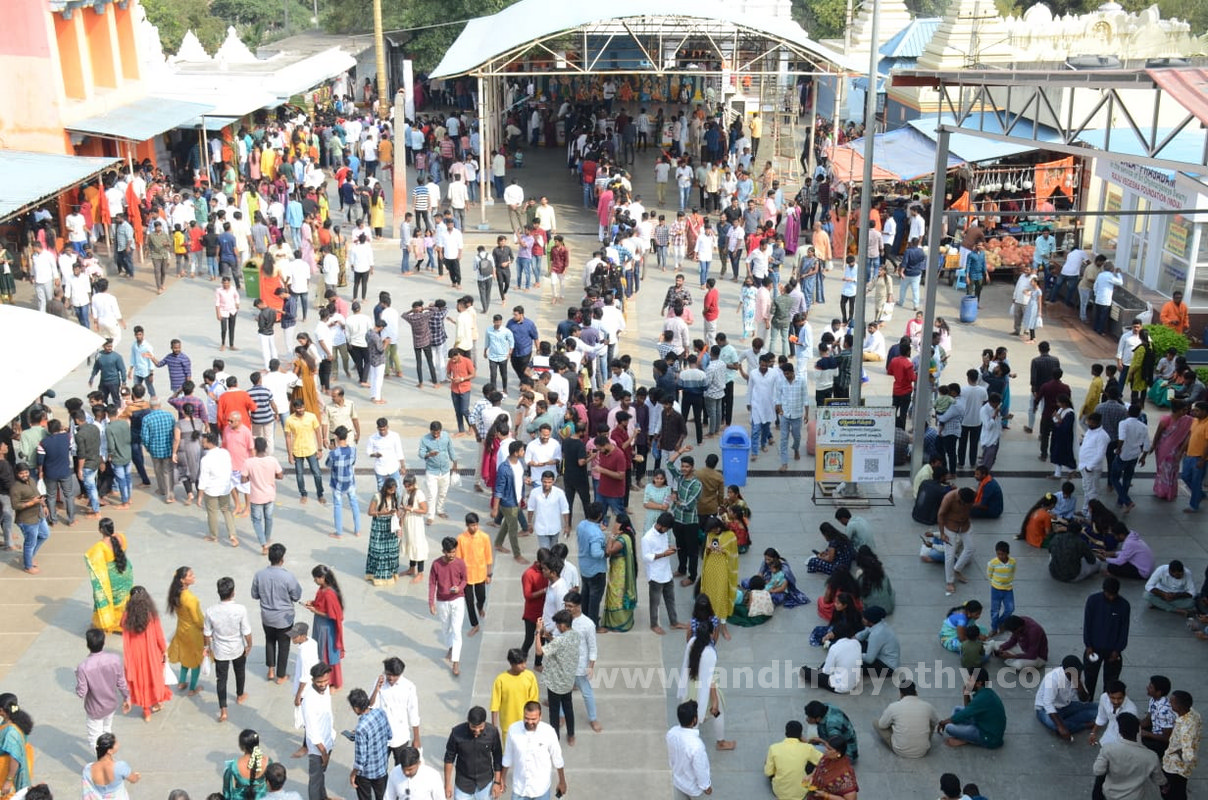 నగరం.. భక్తిపారవశ్యం