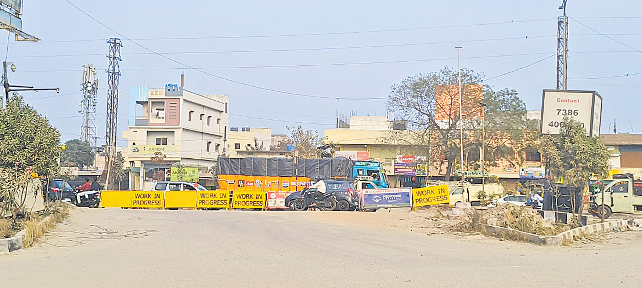 మేడ్చల్‌ చెక్‌పోస్టు చౌరస్తా డివైడర్‌ మూసివేత