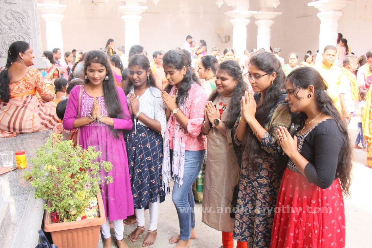 నగరం.. భక్తిపారవశ్యం