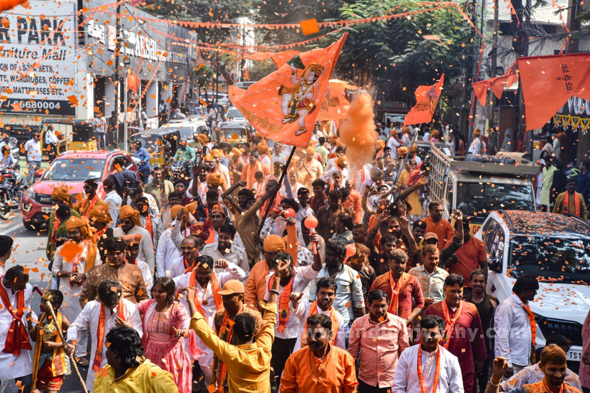 నగరం.. భక్తిపారవశ్యం