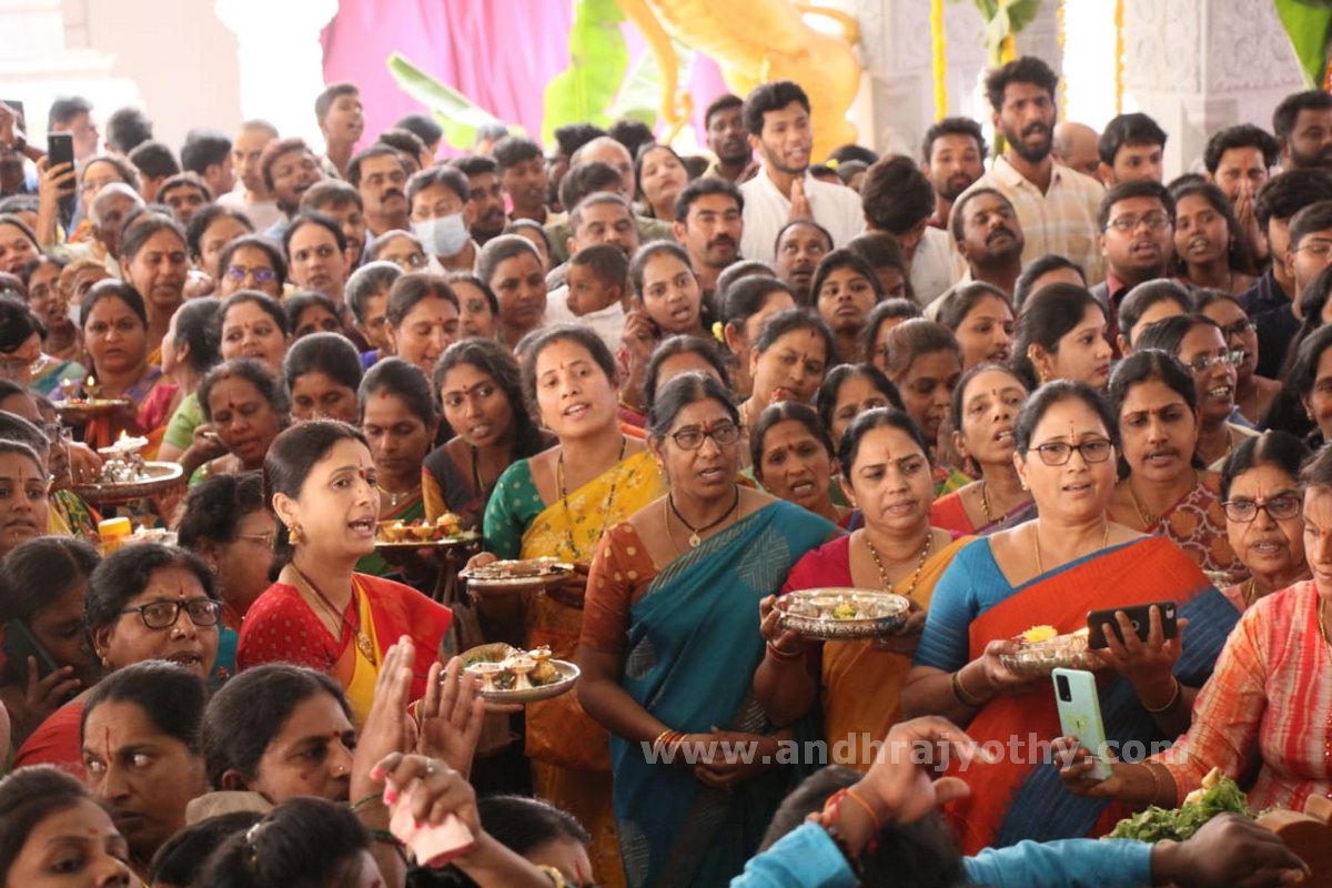 నగరం.. భక్తిపారవశ్యం