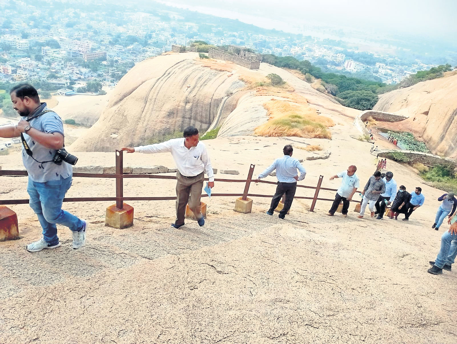 భువనగిరి ఖిల్లాపై పర్యాటకుల సందడి 