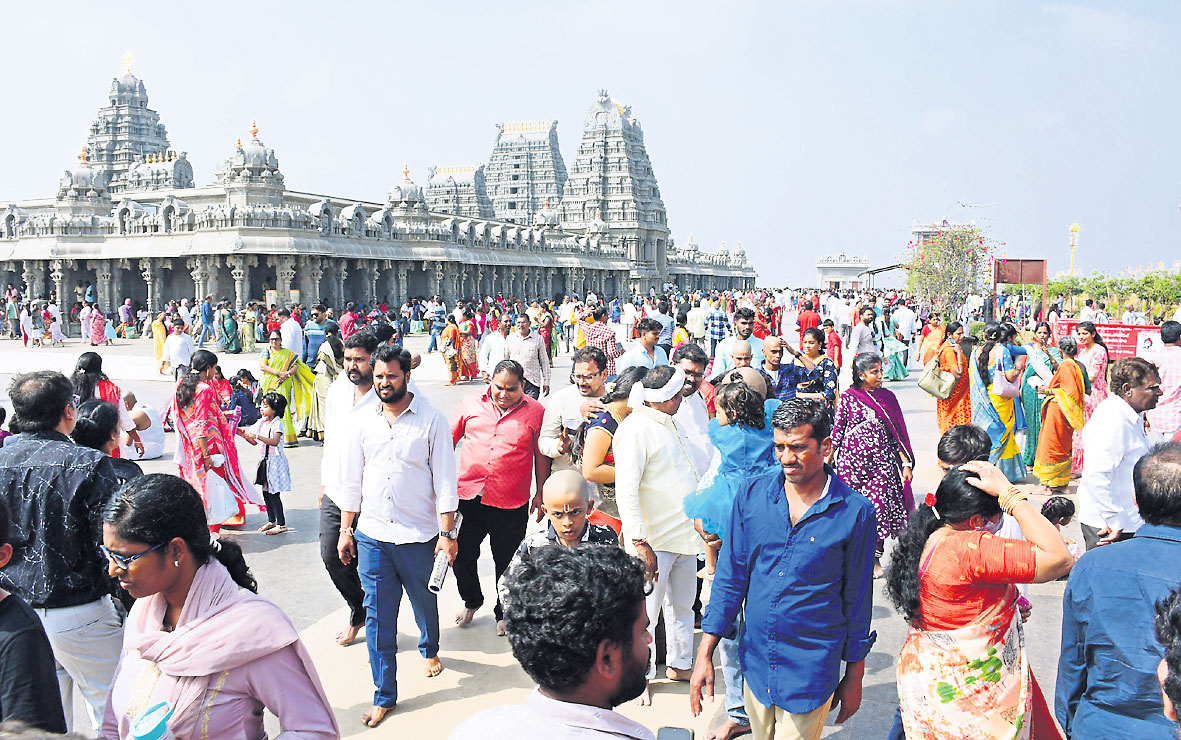 యాదగిరిక్షేత్రంలో భక్తుల కోలాహలం  