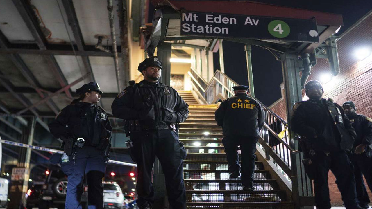 New York subway shooting: న్యూయార్క్ సబ్ వే వద్ద ఆగంతకుడి కాల్పులు.. ఒకరి మృతి