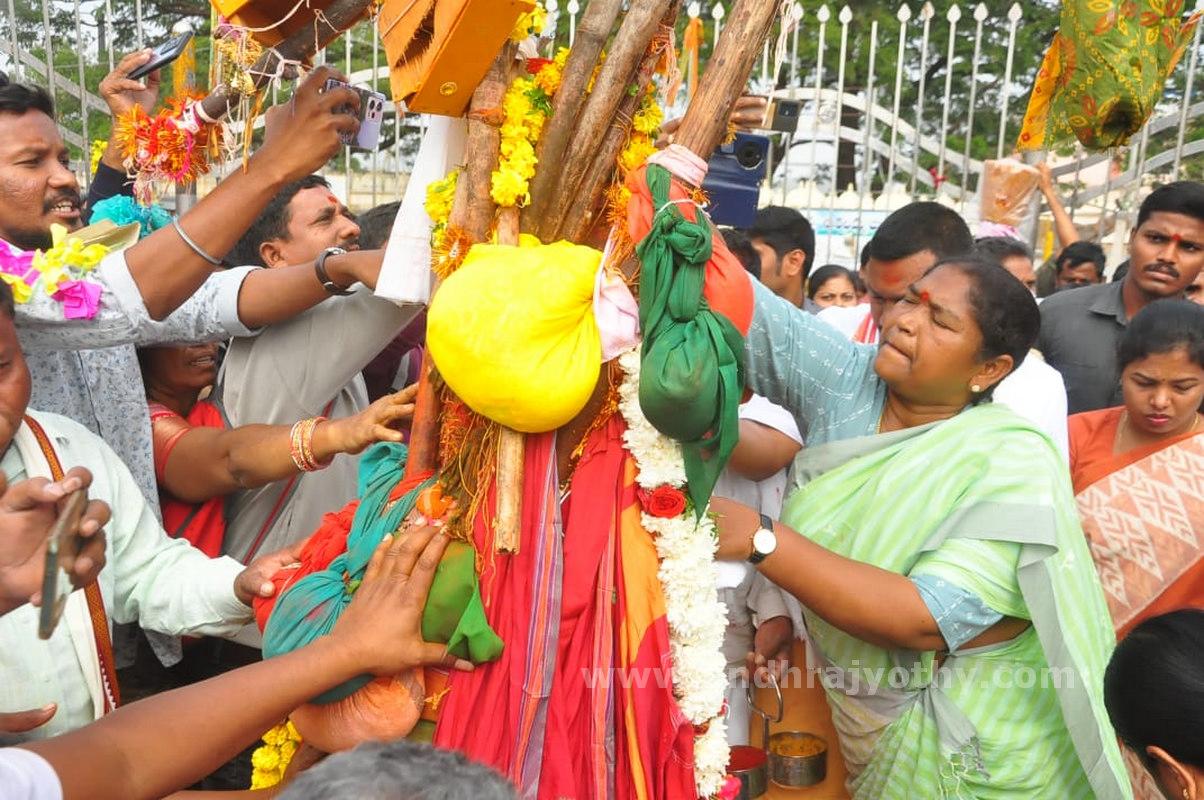మేడారంలో మంత్రులు సురేఖ, సీతక్క