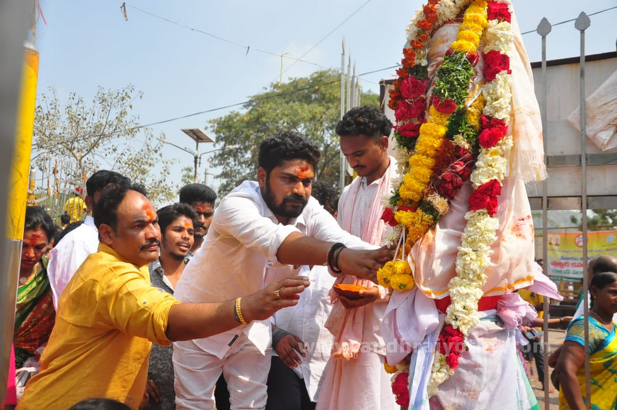 జన సంద్రం.. మేడారం
