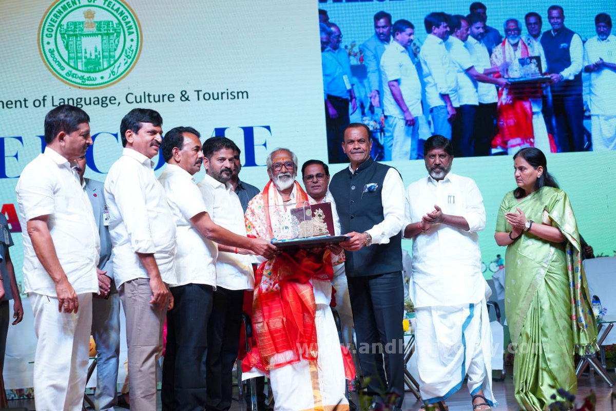 కళాకారులను గౌరవించడం మన బాధ్యత