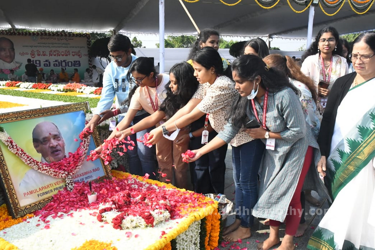 ఆదర్శప్రాయుడు పీవీ