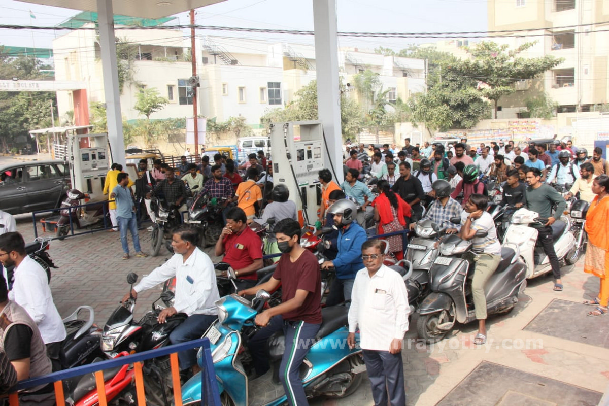 తెరుచుకున్న పెట్రోల్‌ బంకులు