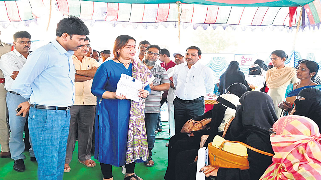 ఆరు గ్యారంటీలను సద్వినియోగం చేసుకోవాలి 