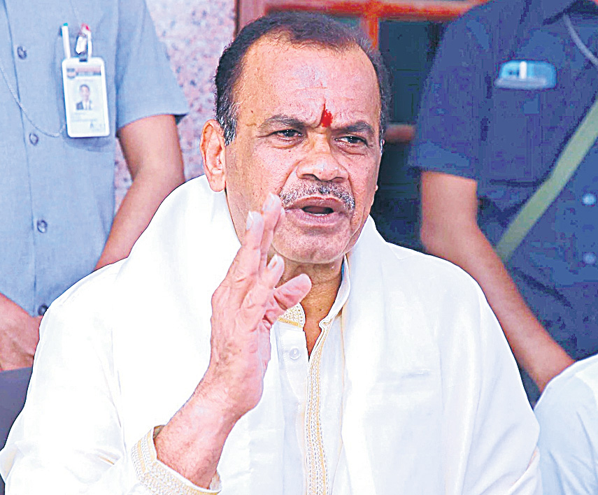 జగన్‌తో కుమ్మక్కై రాష్ట్రాన్ని దెబ్బతీశాడు | Minister Komati Reddy ...