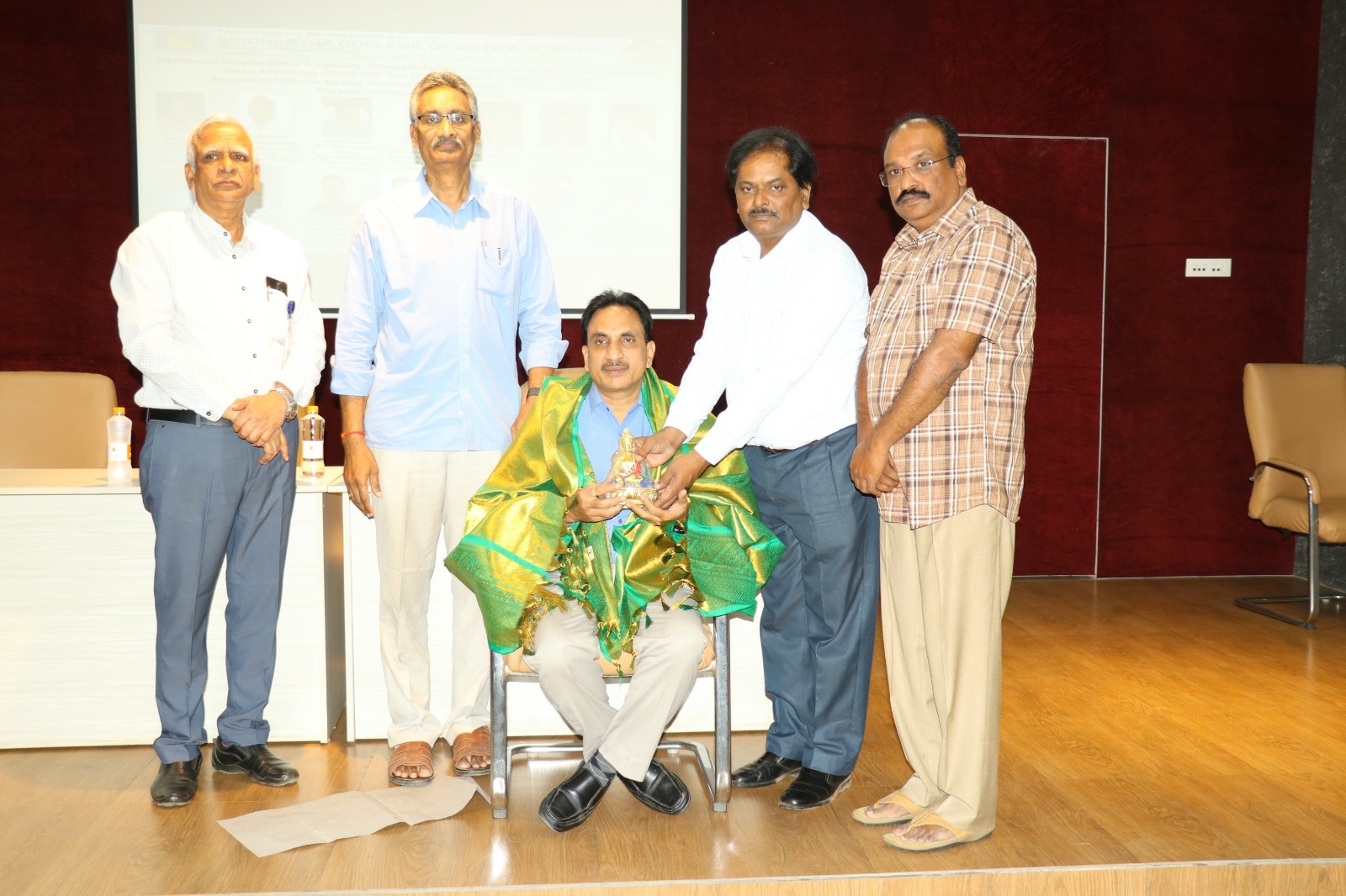 విద్యార్థులు పరిశోధనల వైపు దృష్టి దృష్టి