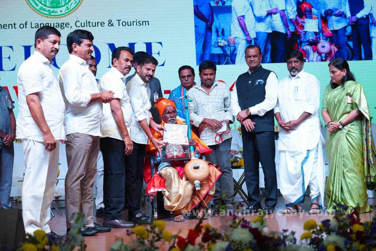 కళాకారులను గౌరవించడం మన బాధ్యత