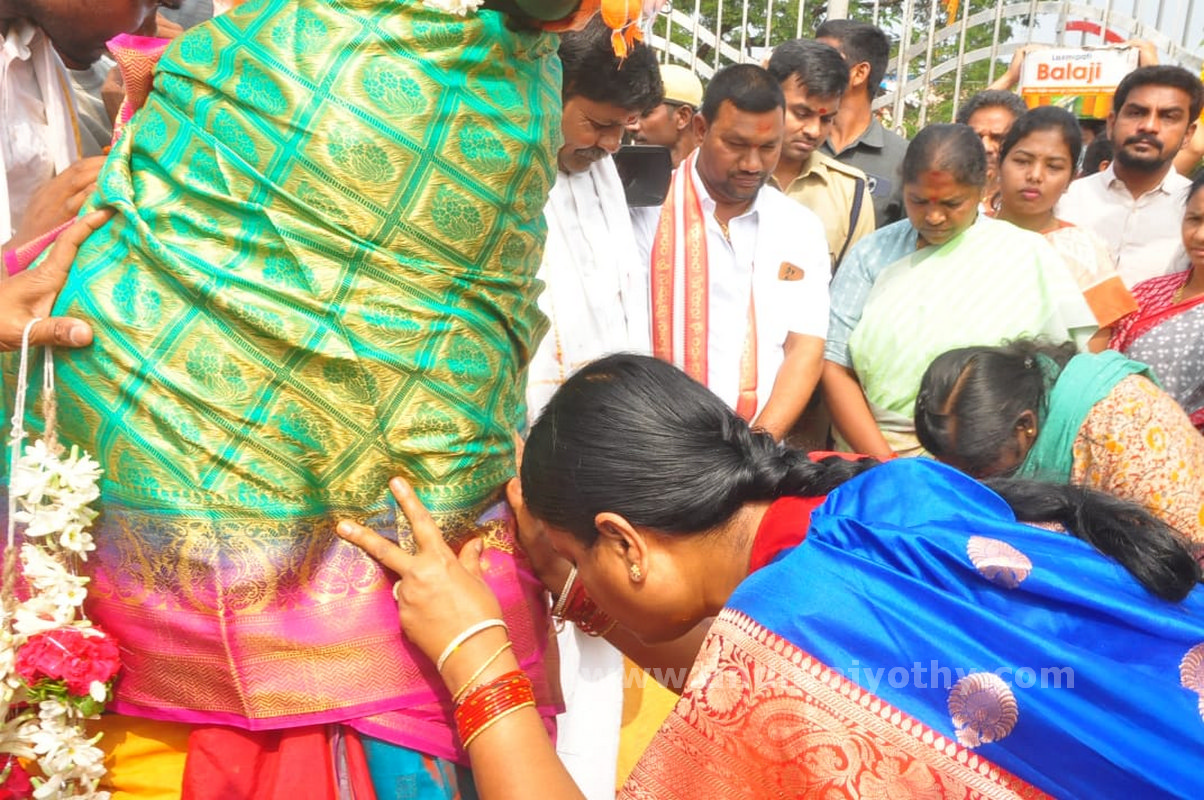 మేడారంలో మంత్రులు సురేఖ, సీతక్క