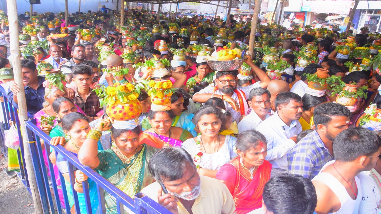 బద్ది పోచమ్మ ఆలయంలో భక్తుల రద్దీ