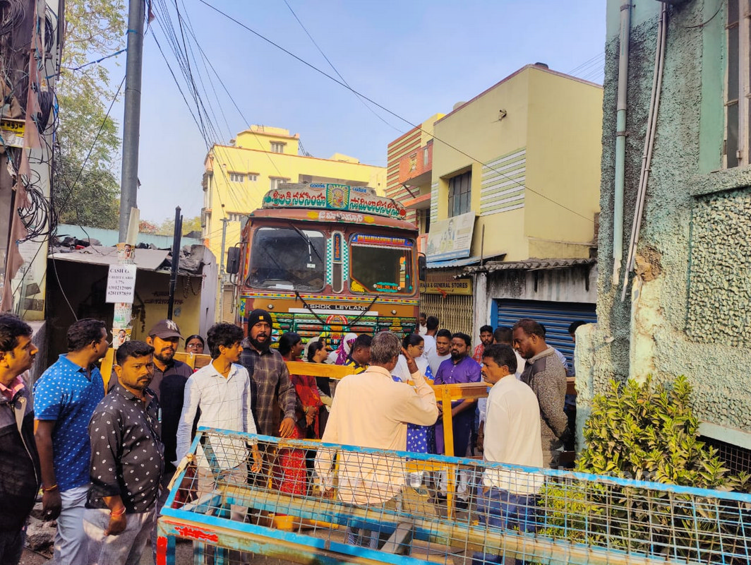 పేదల ఇళ్ల కూల్చివేత.. ఉద్రిక్తత