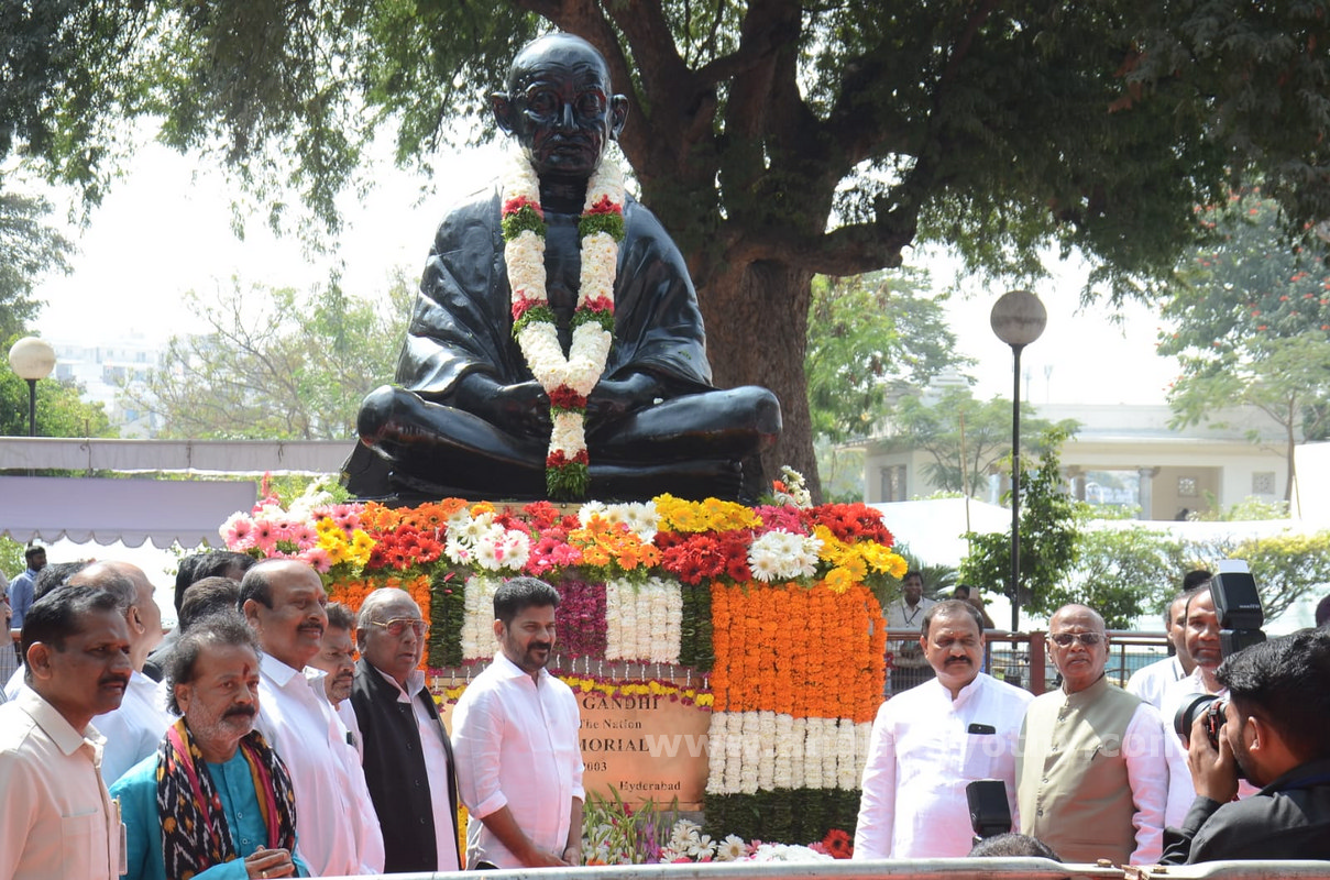 మహాత్ముడికి అశ్రుతాంజలి
