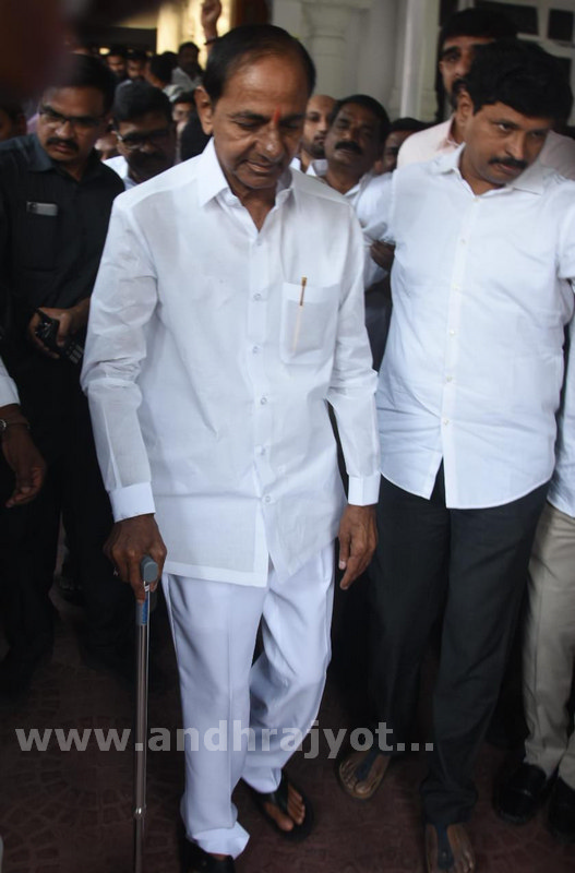 ఎమ్మెల్యేగా కేసీఆర్‌ ప్రమాణస్వీకారం