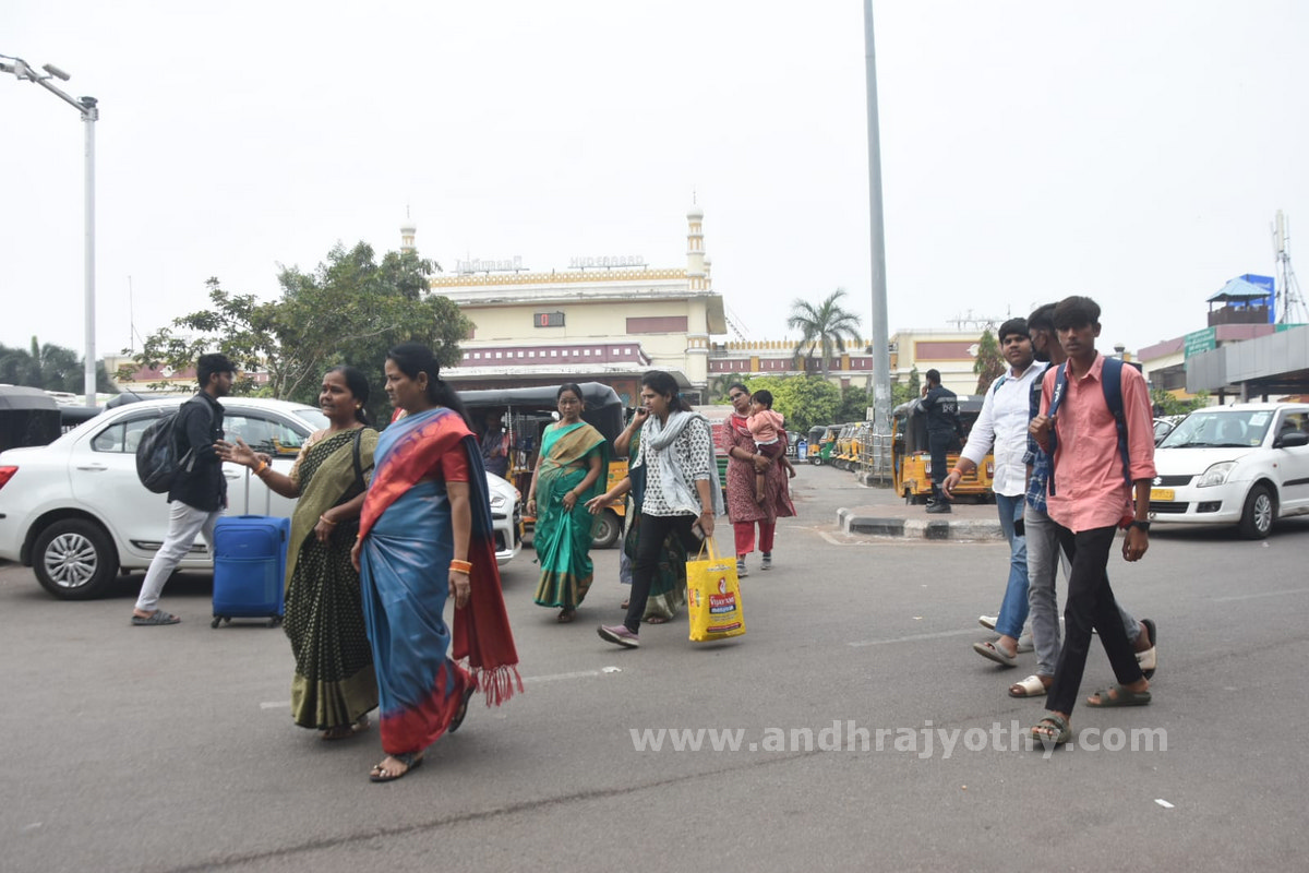 పట్టాలు తప్పిన చార్మినార్‌ ఎక్స్‌ప్రెస్‌