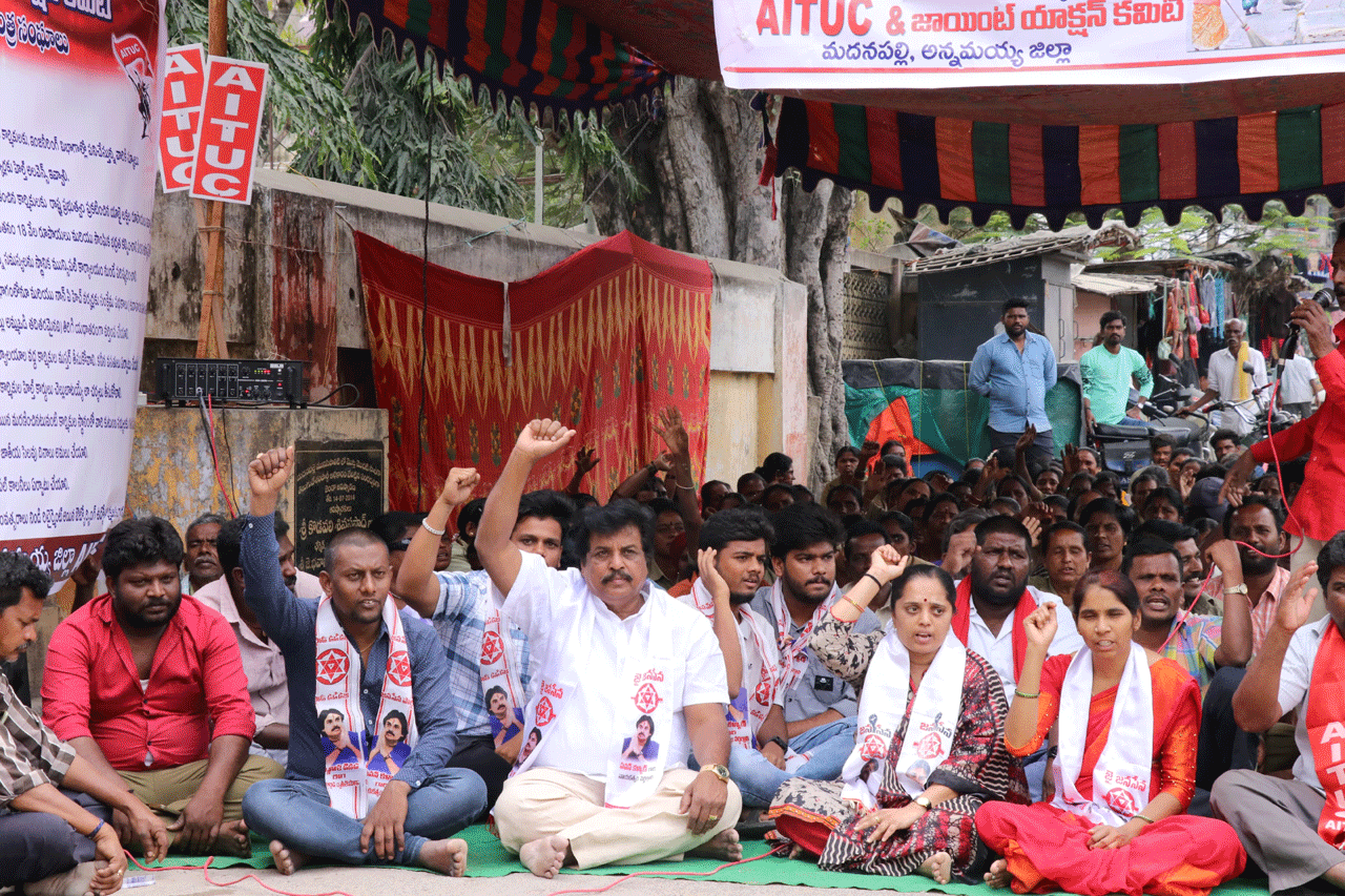 సమ్మెలోకి మున్సిపల్‌ పారిశుద్ద్య కార్మికులు