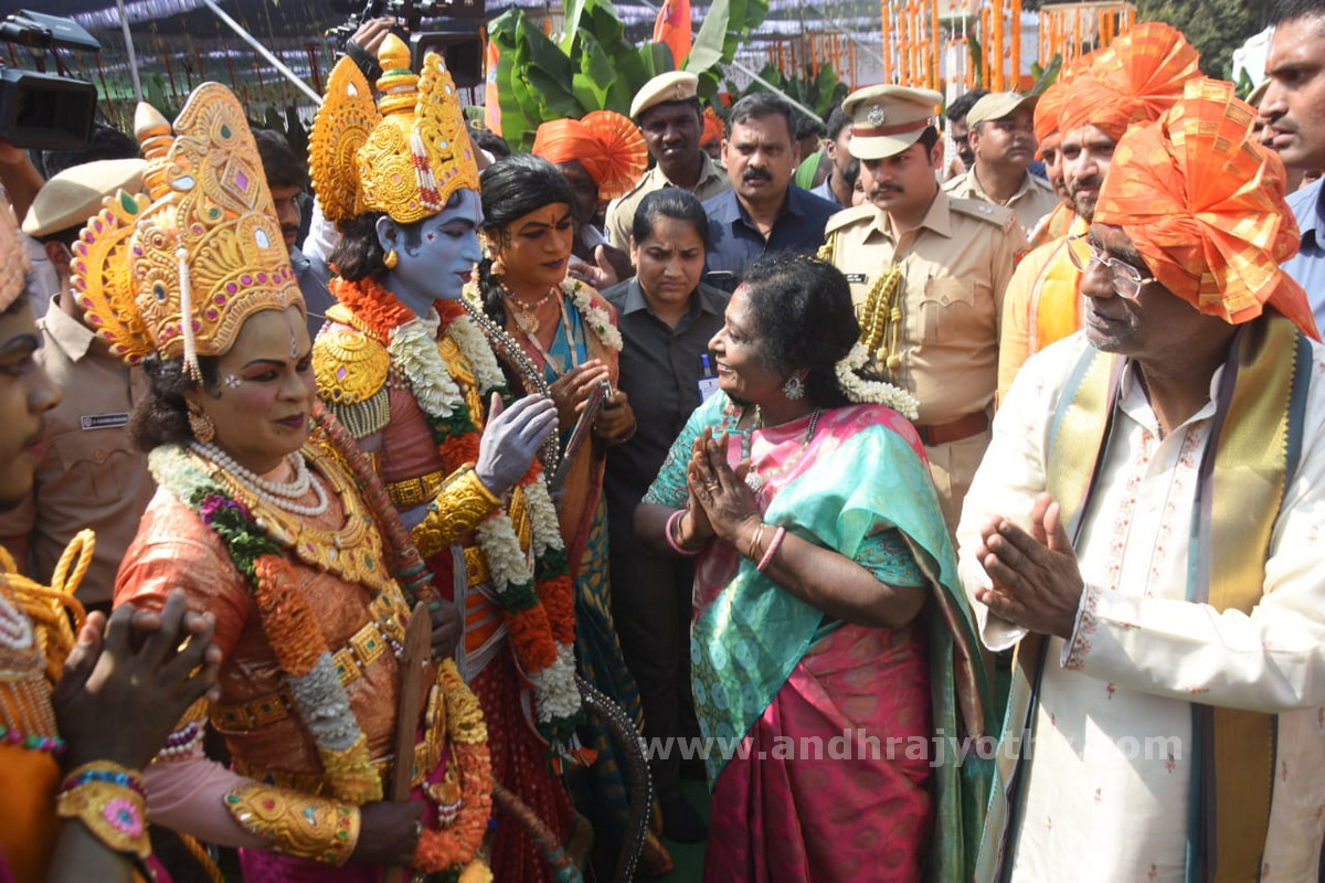 నగరం.. భక్తిపారవశ్యం