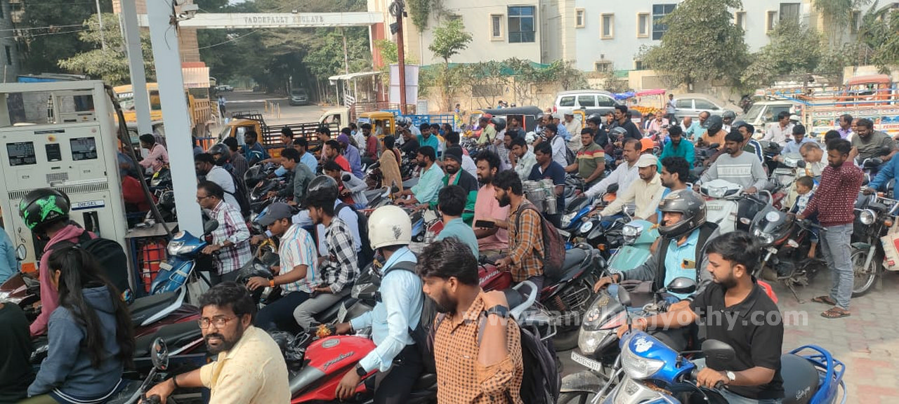 తెరుచుకున్న పెట్రోల్‌ బంకులు