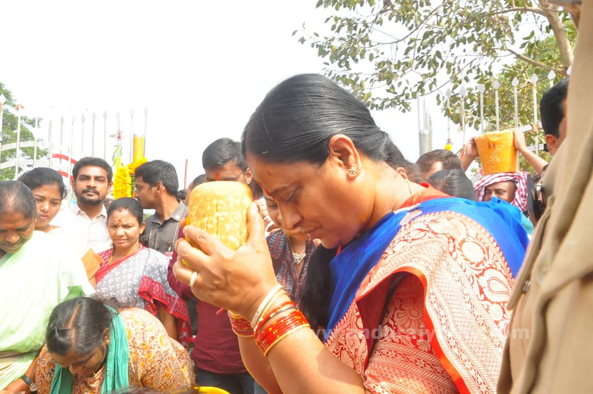 మేడారంలో మంత్రులు సురేఖ, సీతక్క