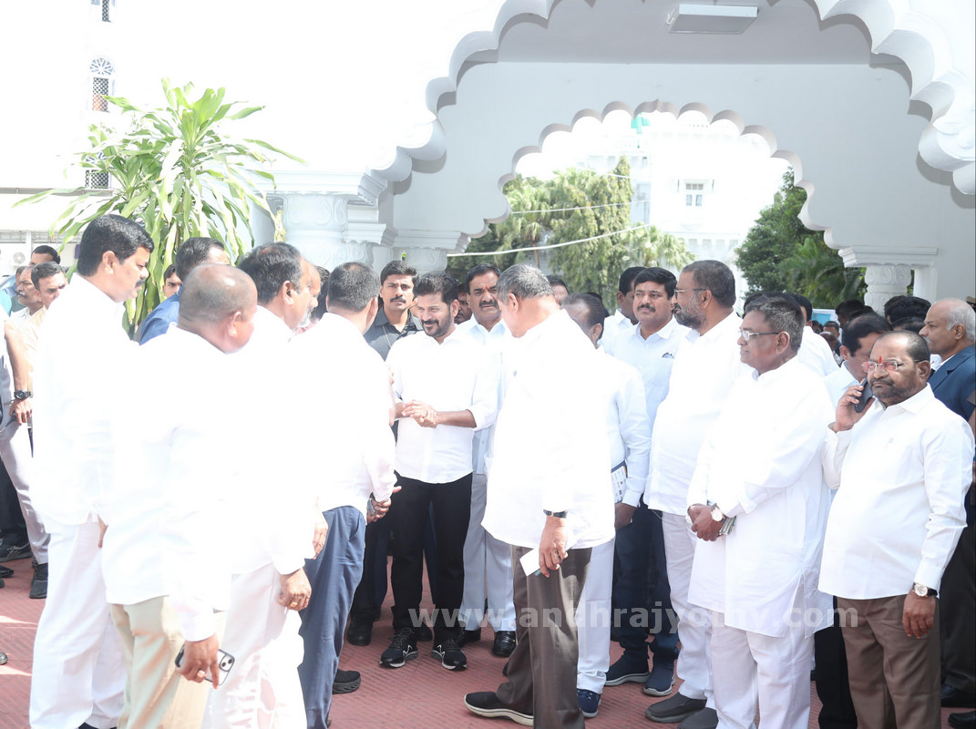 అద్భుతాలేందో చూపండి.. 