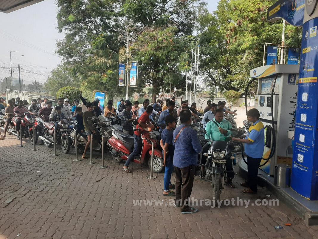 తెరుచుకున్న పెట్రోల్‌ బంకులు