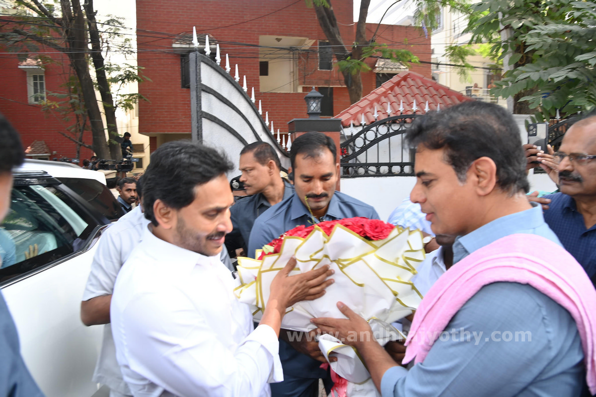 కేసీఆర్‌కు జగన్‌ పరామర్శ