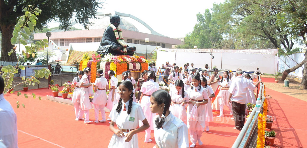 మహాత్ముడికి అశ్రుతాంజలి