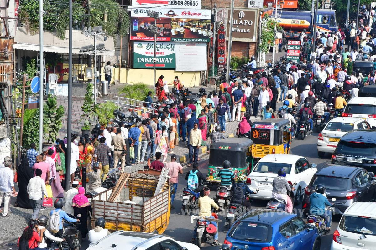 ‘ప్రజావాణి’కి పోటెత్తిన ప్రజలు