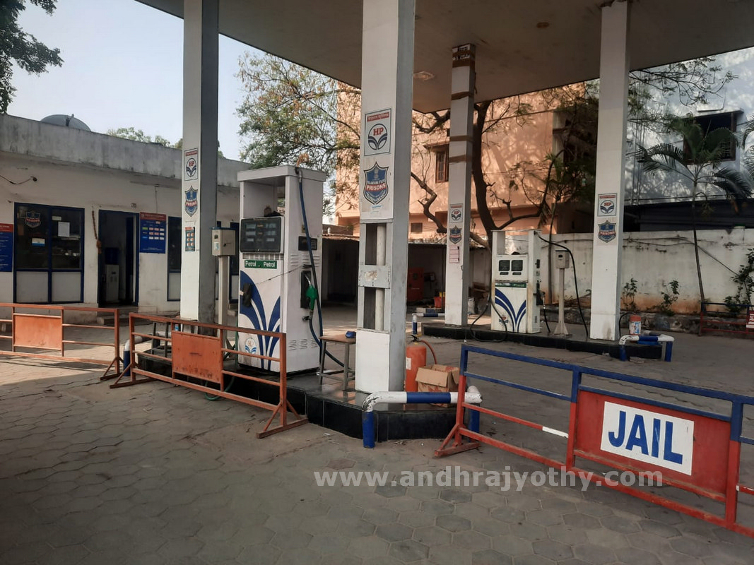 తెరుచుకున్న పెట్రోల్‌ బంకులు