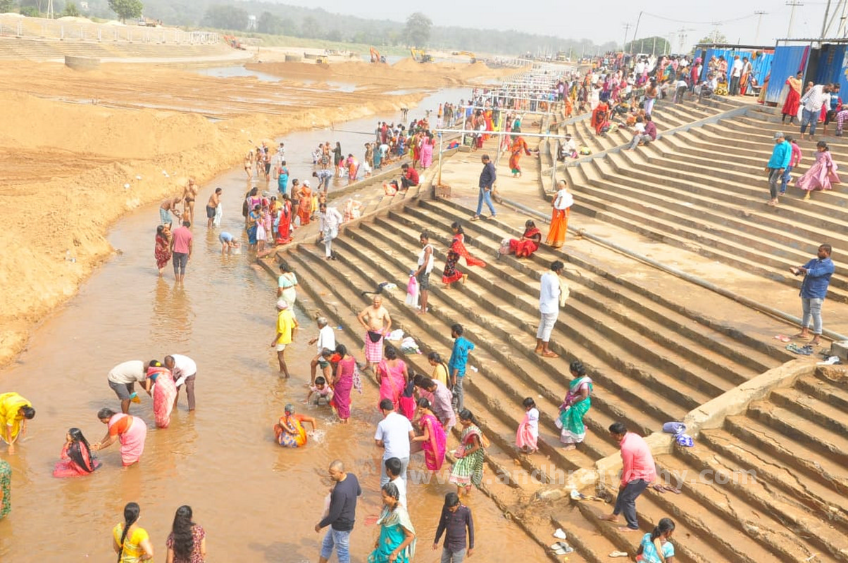 మేడారంలో మంత్రులు సురేఖ, సీతక్క