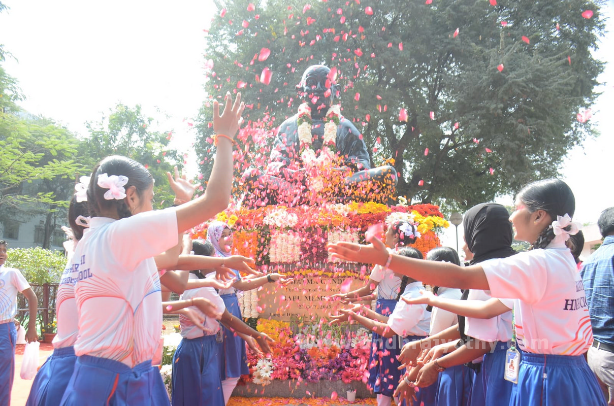 మహాత్ముడికి అశ్రుతాంజలి