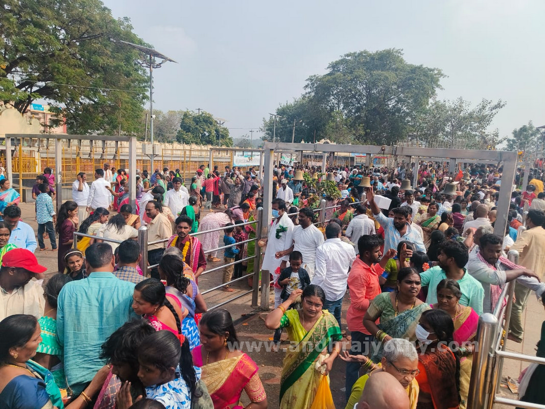 మేడారంలో మంత్రులు సురేఖ, సీతక్క
