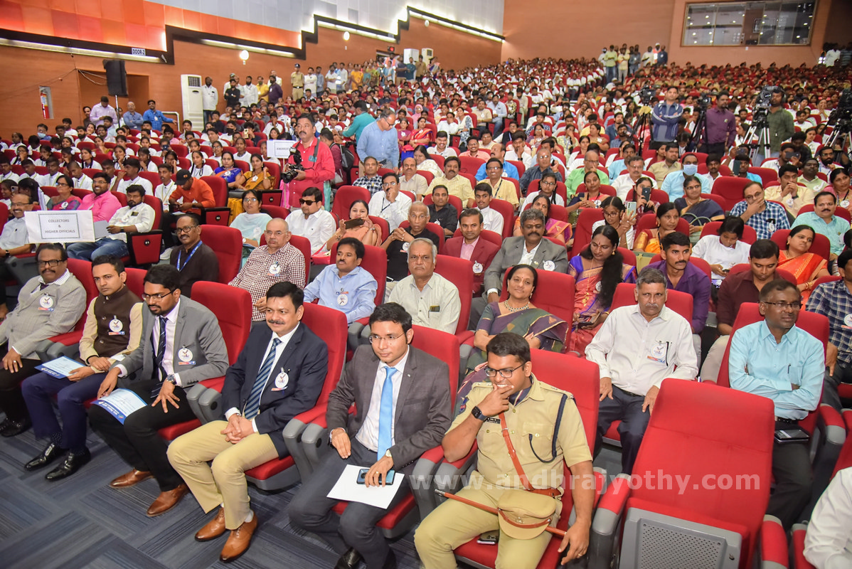 ఓటర్లను బెదిరించేవారిని ఉపేక్షించొద్దు : గవర్నర్‌