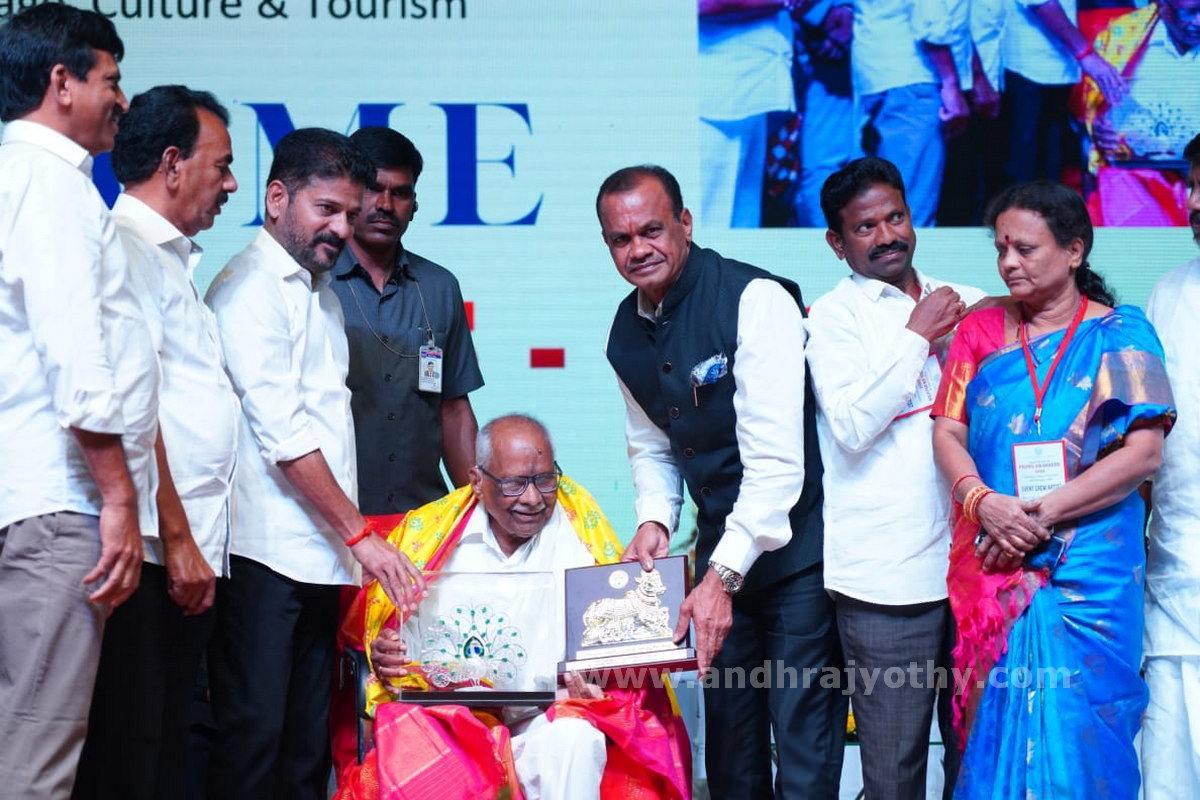 కళాకారులను గౌరవించడం మన బాధ్యత