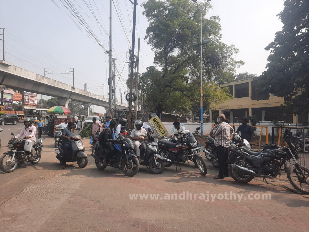 తెరుచుకున్న పెట్రోల్‌ బంకులు