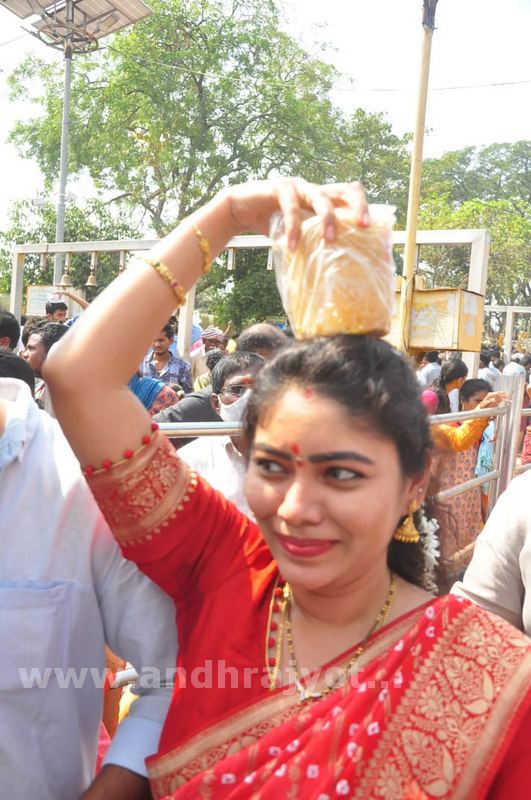 జన సంద్రం.. మేడారం