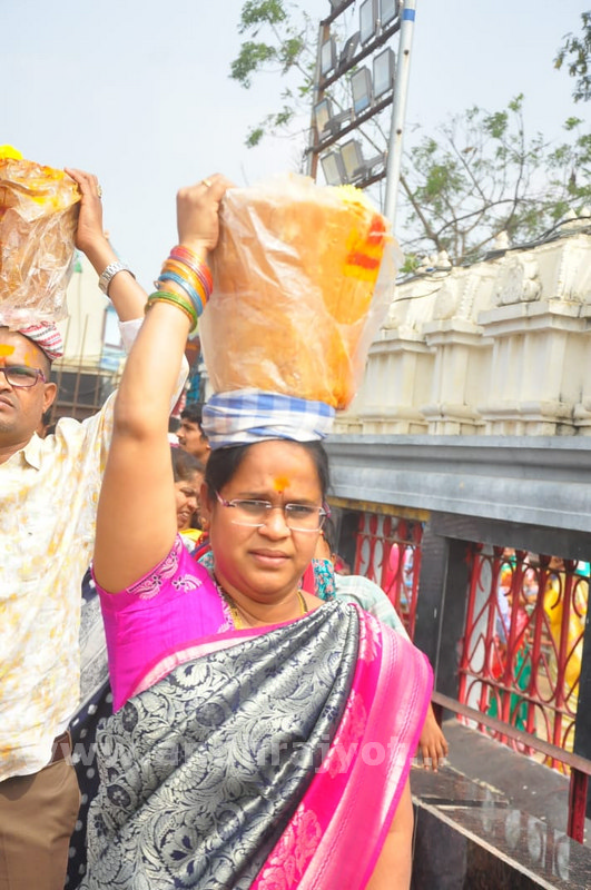 మేడారంలో మంత్రులు సురేఖ, సీతక్క