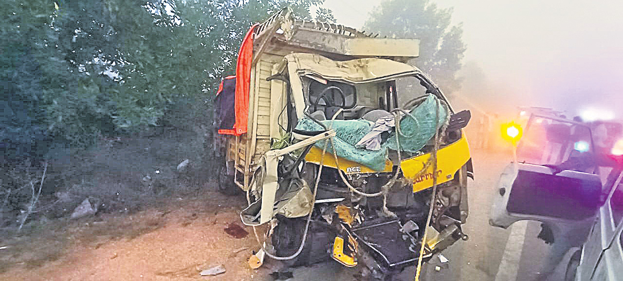 Road Accident : పొగమంచు మృత్యువై కమ్మేసి.. 