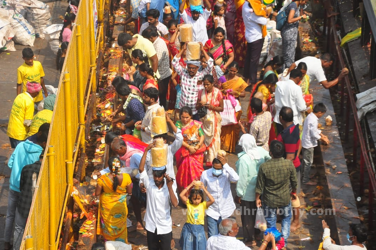 జన సంద్రం.. మేడారం